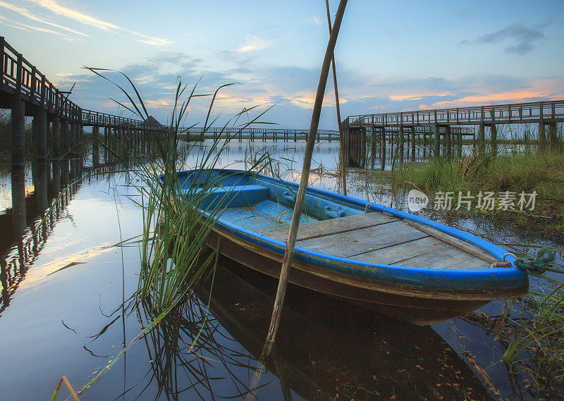 风景木桥和湖在萨姆罗伊约国家公园，普拉丘阿Khiri Khan，泰国